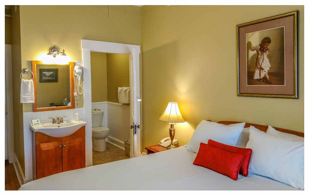 Classic Rooms in Littleton NH Hotels at Thayers Inn Room 14